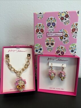 Betsey Johnson | Dia de los Muertos Sugar Skull Necklace & Matching Earrings 💀🌸